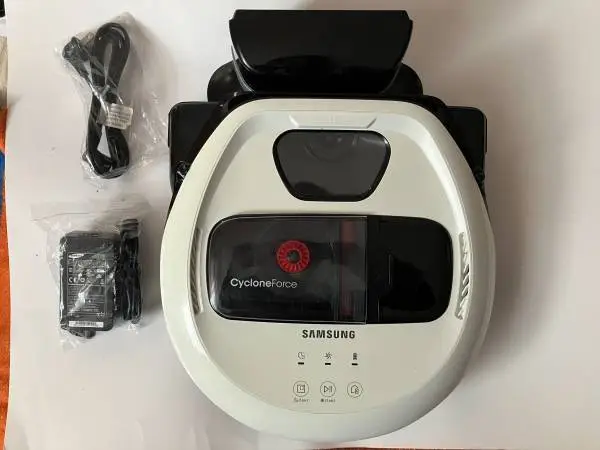 SAMSUNG POWERBOT R7010 ROBOT VACUUM W/ STRONG SUCTION AND ADVANCED MAP