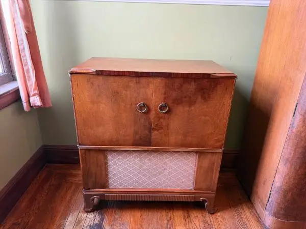 Vintage 1940s (?) record player + radio console / record storage shelf