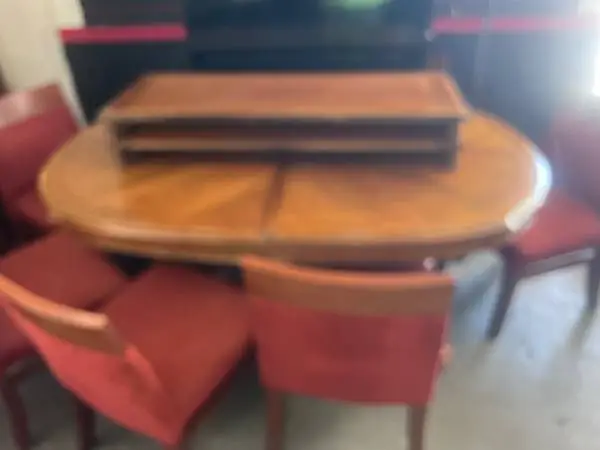Dinning Table With Leafs And Four Chairs
