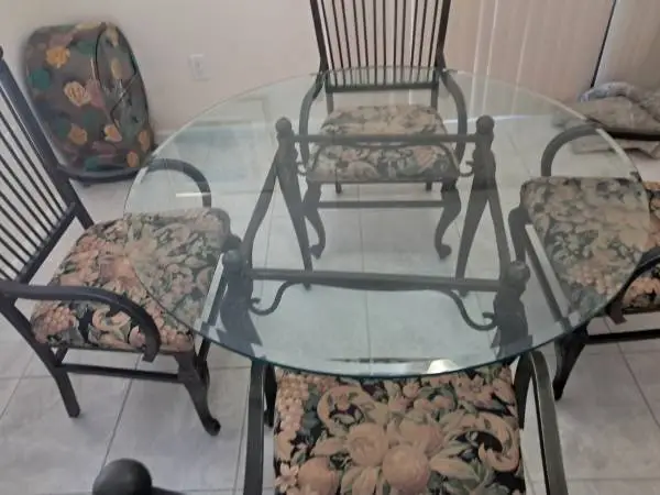 WROUGHT IRON DINING ROOM 48 ROUND GLASS TABLE & 4 MATCHING ARM CHAIRS