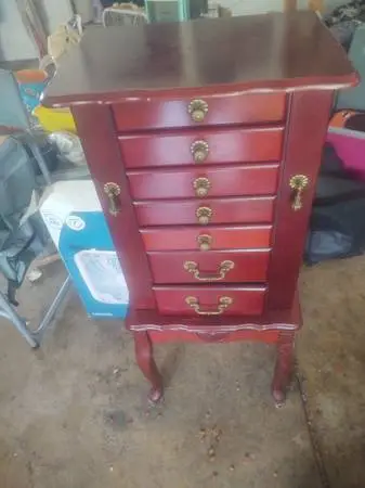 Jewelry box on legs like new some costume jewelry goes with it for a good drawer