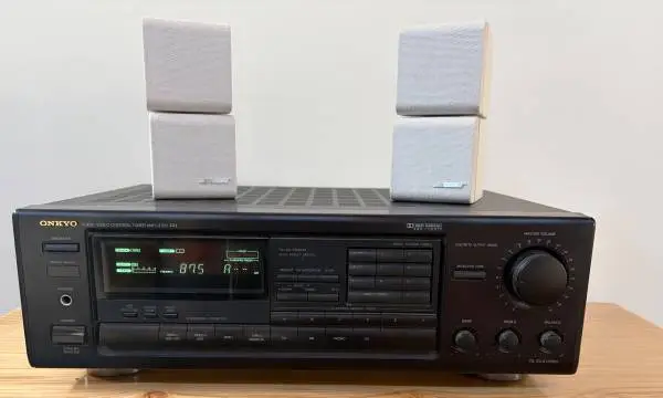 AM/FM Stereo Receiver with Speakers