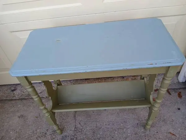 VINTAGE WOOD END TABLE, SIDE TABLE or ACCENT TABLE