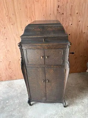 Antique record player Victrola Talking Machine