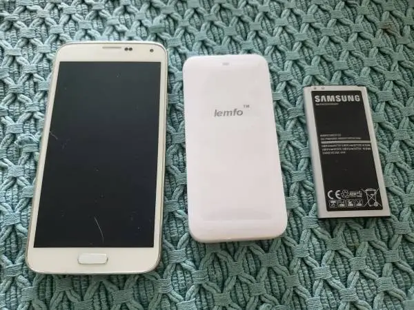 Samsung S5 Cell Phone, 2 Batteries and Charger