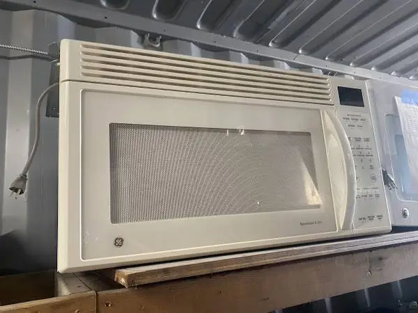 White GE Over The Range Microwave 1.8 Cu Ft Model # JVM1850CF001 Used