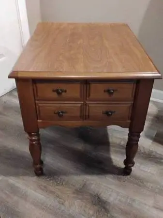 Mersman Classic Style End Table / Nightstand