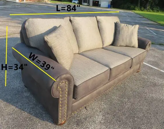 High quality Like New Condition Marshfield Sofa Gray/Grey“FreeDelivery