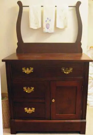 Smallmer Chest of Drawers/Dresser with Harp Excl Cond!!!