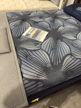 Queen serta mattress