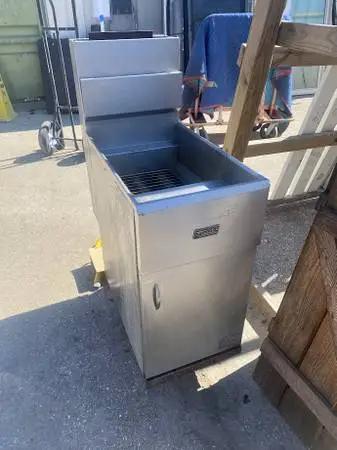 SS Pitco Frialator Commercial Deep Fryer 105,000 BTU Model #40S Used
