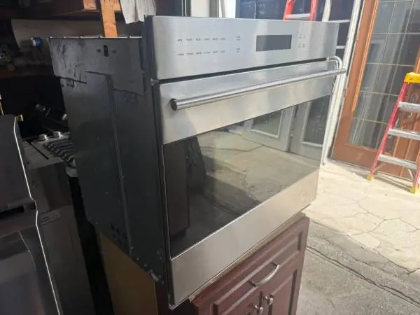 29.75W SS Wolf Wall Oven 4.5 Cu Ft Model # SO30TE/S/TH Used Good Cond