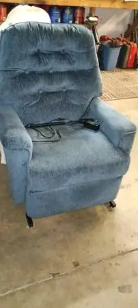 Small lift chair like new and recliner