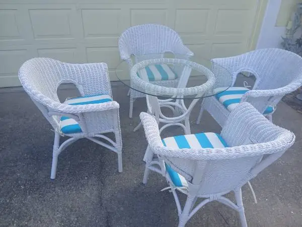 WHITE WICKER 4 ARMCHAIRS WITH TABLE