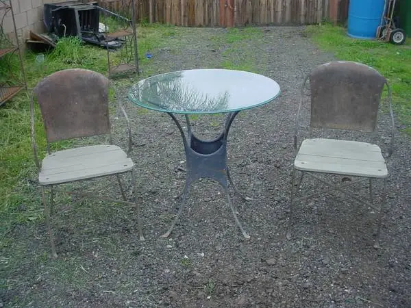 3 pc table and chairs glass top table
