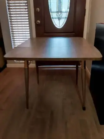 EXPANDABLE SPACE-SAVING TABLE