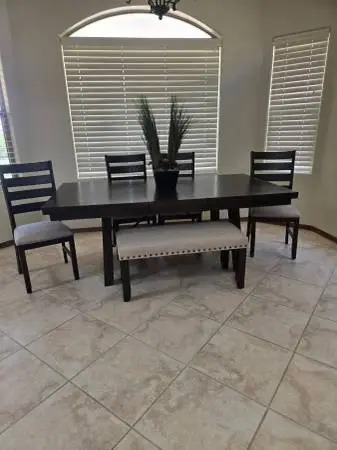 Like new Dinning room table set