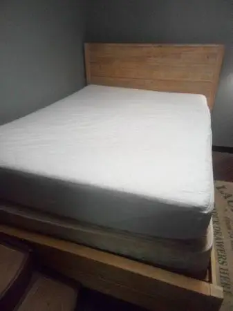 Queen size bed/wbox spring New bed frame/headboard