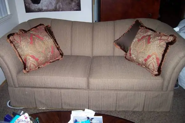 Schnadig Sofa, Beige, with 4 Beautiful accent Pillows