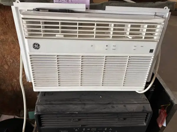 Air conditioner very good condition.