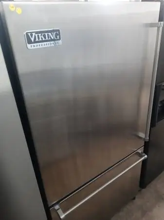 ★Viking stainless steel bottom freezer refrigerator (missing shelf)