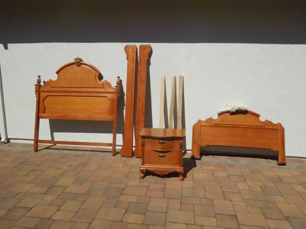 Lexington Oak Queen Size Victorian Style bed set with night stand