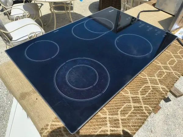 Black Miele Cooktop 4 High Speed Ribbon Burners Model # KM443 Used