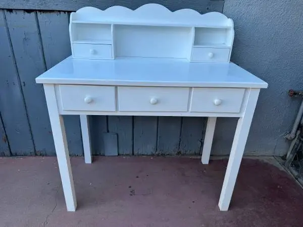 White Vanity in very good condition with five drawers