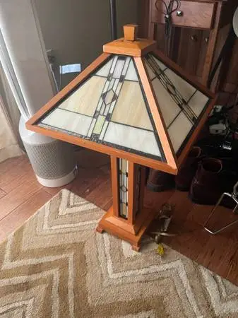 GORGEOUS TIFFANY STYLE LAMP