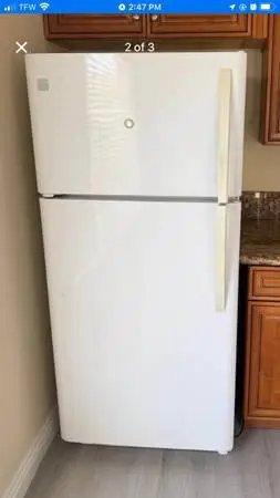 REALLY NICE KENMORE 18 CU. FT. TOP FREEZER REFRIGERATOR IN WHITE