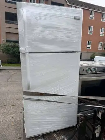 Frigidaire top freezer 18 cu ft refrigerator
