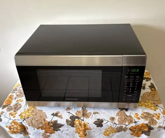 Frigidaire Microwave 1100 Watt 1.6 Cu Ft PERFECT! New $300-ONLY $75!