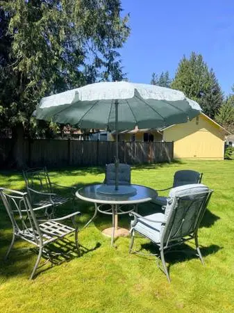 Large Outdoor - 54 Glass Table & 3Chairs + Scalloped