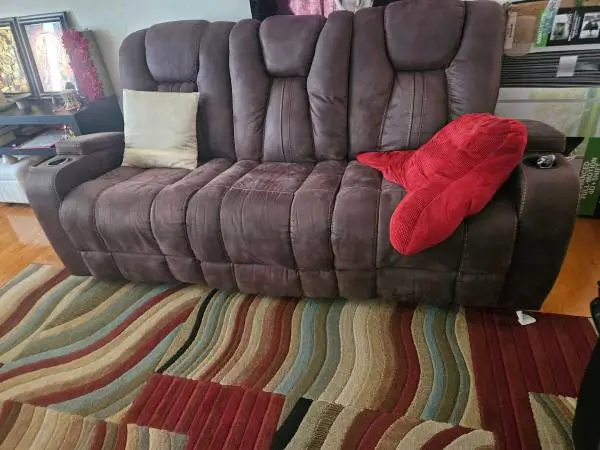 Couch Must Go !!