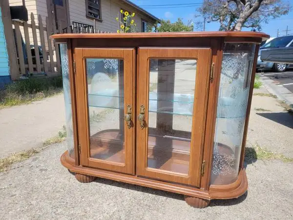 Display case with glass shelf