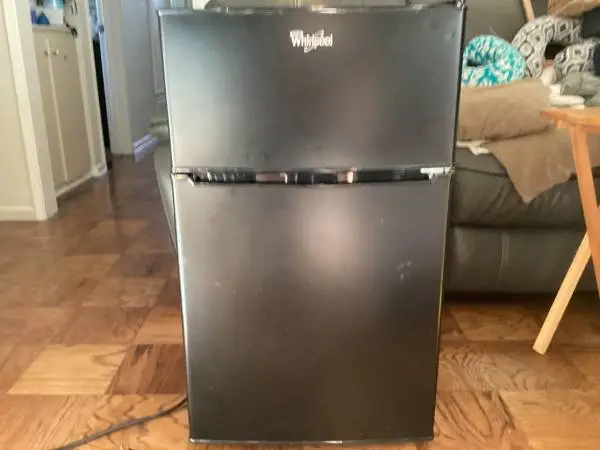 WHIRLPOOL MINI REFRIGERATOR 3.1 CUBIC FEET GREAT CONDITION