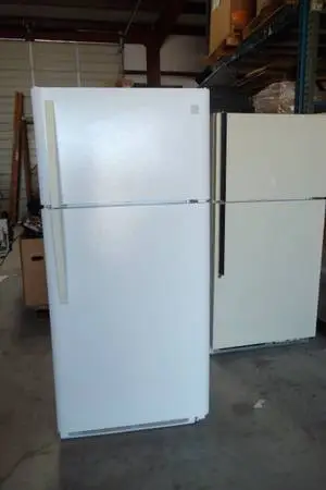 Kenmore Model 253 Top-Freezer Refrigerator 18 Cu Ft Nice Works GREAT!!
