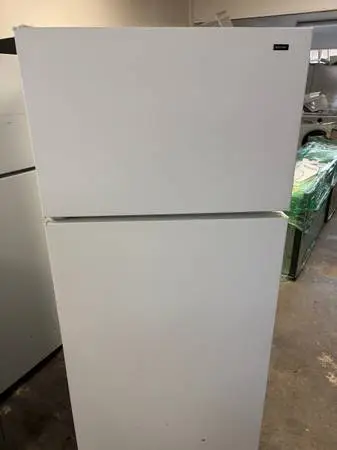 28 Wide 15CuFt White Hotpoint Refrig Top Mount