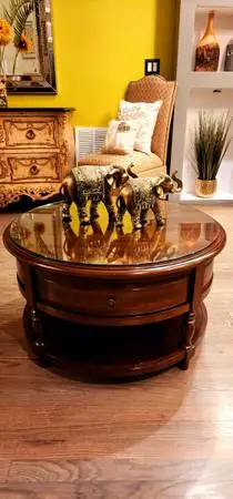 GORGEOUS ELEGANT SOLID WOOD  COFFEE TABLE / CENTER TABLE CARVED WOOD PIER 1 IMPO