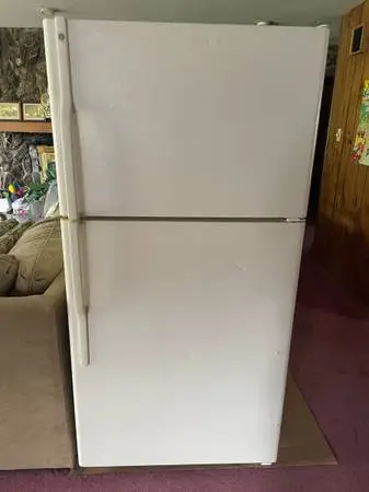 ### 22 CUBIC GE WHITE REFRIGERATOR WITH ICEMAKER ###