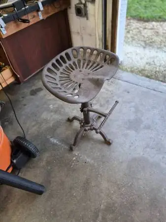 CAST IRON TRACTOR SEAT STOOL