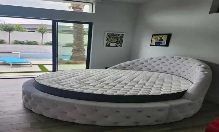 Round tufted bed