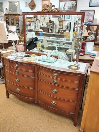 Dixie Duncan Phyfe 6 drawer dresser with mirror