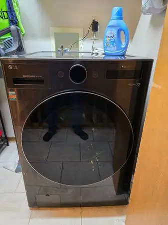 Like new LG all-in-one washer & dryer combo