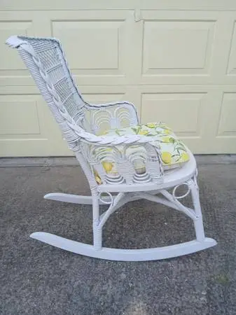 PRETTY WIHTE WICKER VINTAGE ROCKING CHAIR