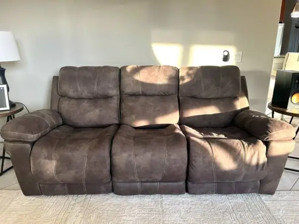 POWER RECLINING SOFA WITH USB PORT – EXCELLENT CONDITION