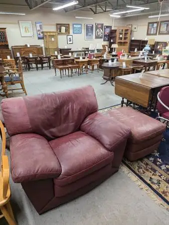 Large Leather Upholstered Chair with Matching Ottoman #524-20