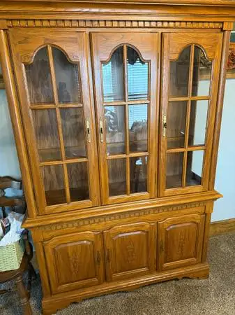 China cabinet/table and chairs