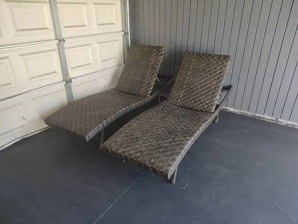 2 Outdoor patio chaise lounge chairs, pool furniture loungers