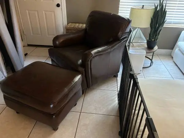 Lane Furniture Genuine Leather English Roll Arm Chair + Ottoman Made in USA - De